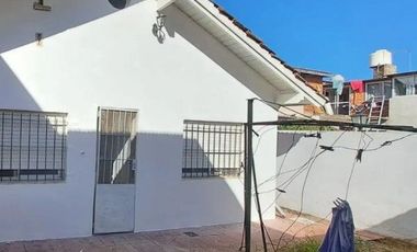 CASA AMPLIA, COCHERA, PARQUE Y DEPENDENCIA