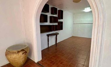 A Three-storey house located in a peaceful & quiet neighborhood not far from City Hall, the City Market, and the rest of the Central Business District.