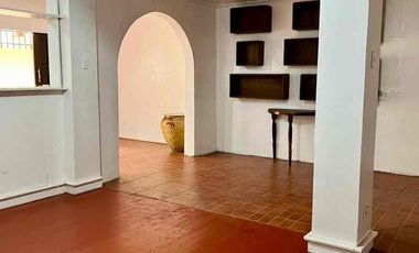 A Three-storey house located in a peaceful & quiet neighborhood not far from City Hall, the City Market, and the rest of the Central Business District.