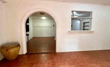 A Three-storey house located in a peaceful & quiet neighborhood not far from City Hall, the City Market, and the rest of the Central Business District.