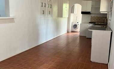 A Three-storey house located in a peaceful & quiet neighborhood not far from City Hall, the City Market, and the rest of the Central Business District.