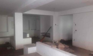 A Three-storey house located in a peaceful & quiet neighborhood not far from City Hall, the City Market, and the rest of the Central Business District.