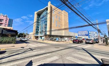 Se vende oficina en Torre Carmen, 3 privados, recepción, 2 baños, estacionamiento y bodega, Curicó