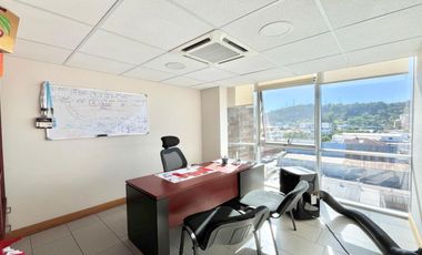Se vende oficina en Torre Carmen, 3 privados, recepción, 2 baños, estacionamiento y bodega, Curicó
