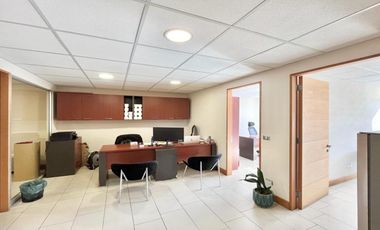 Se vende oficina en Torre Carmen, 3 privados, recepción, 2 baños, estacionamiento y bodega, Curicó