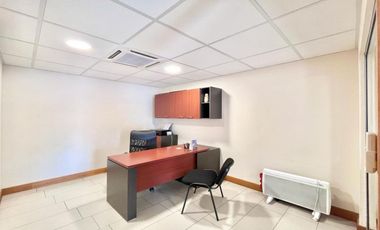 Se vende oficina en Torre Carmen, 3 privados, recepción, 2 baños, estacionamiento y bodega, Curicó