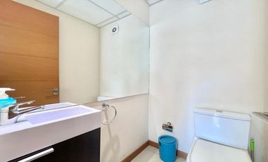 Se vende oficina en Torre Carmen, 3 privados, recepción, 2 baños, estacionamiento y bodega, Curicó