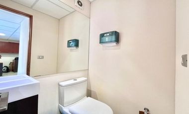 Se vende oficina en Torre Carmen, 3 privados, recepción, 2 baños, estacionamiento y bodega, Curicó