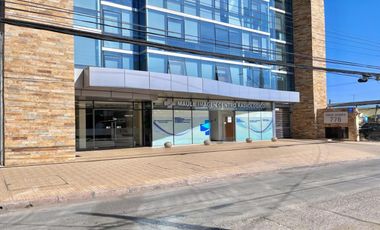 Se vende oficina en Torre Carmen, 3 privados, recepción, 2 baños, estacionamiento y bodega, Curicó