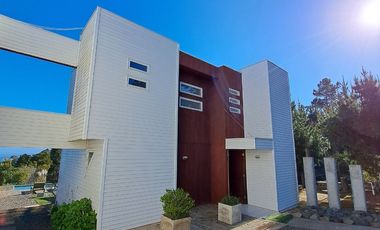 SINCRÓNICA PROPIEDADES ARRIENDA GRAN PARCELA CON DOS CASAS EN SAN FRANCISCO DE TUNQUÉN