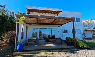 SINCRÓNICA PROPIEDADES ARRIENDA GRAN PARCELA CON DOS CASAS EN SAN FRANCISCO DE TUNQUÉN