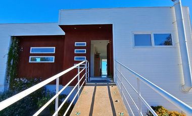 SINCRÓNICA PROPIEDADES ARRIENDA GRAN PARCELA CON DOS CASAS EN SAN FRANCISCO DE TUNQUÉN