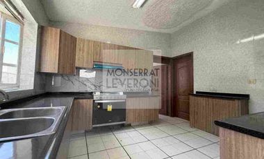 Se Vende Gran Casa con Jardín con recámaras en planta baja. En Villas de Irapuato.