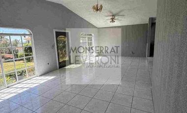 Se Vende Gran Casa con Jardín con recámaras en planta baja. En Villas de Irapuato.