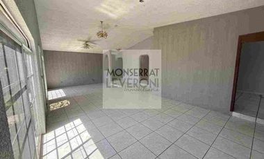 Se Vende Gran Casa con Jardín con recámaras en planta baja. En Villas de Irapuato.