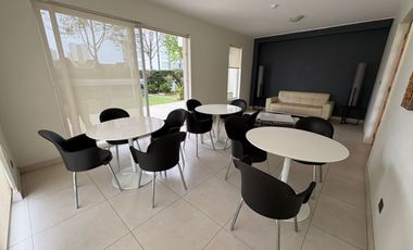 Gastón Hamel, Cómodo departamento