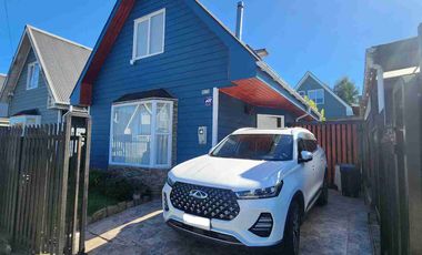 Se vende hermosa casa completamente remodelada, ubicada en uno de los barrios más tranquilos y familiares de Valdivia: Parque Torreones.