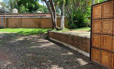 RENTO o VENDO amplia propiedad con jardín, excelente ubicación.