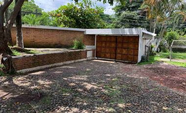 RENTO o VENDO amplia propiedad con jardín, excelente ubicación.