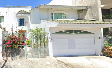 HERMOSA CASA EN VENTA POR MEDIO DE REMATE BANCARIO EN LA CIUDAD DE VERACRUZ.
