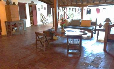 CÓD. 1259. CASA COLONIAL REMODELADA A LA VENTA EN EL CENTRO DE MOMPÓX.