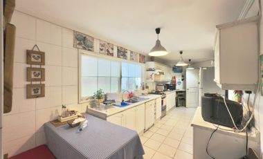 Se vende casa en condominio de Sagrada Familia, 5 piezas 4 baños, piscina, Curicó