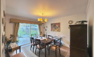 Se vende casa en condominio de Sagrada Familia, 5 piezas 4 baños, piscina, Curicó