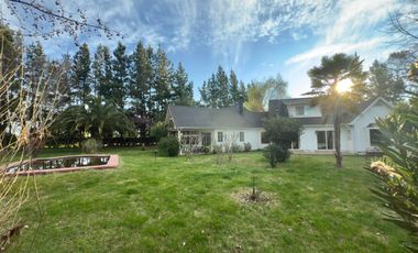 Se vende casa en condominio de Sagrada Familia, 5 piezas 4 baños, piscina, Curicó