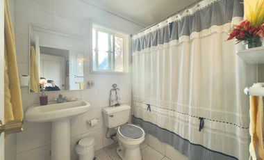 Se vende casa en condominio de Sagrada Familia, 5 piezas 4 baños, piscina, Curicó