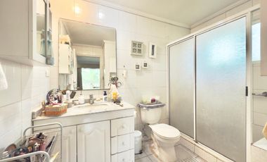 Se vende casa en condominio de Sagrada Familia, 5 piezas 4 baños, piscina, Curicó