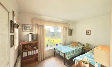 Se vende casa en condominio de Sagrada Familia, 5 piezas 4 baños, piscina, Curicó