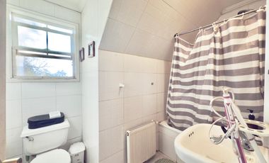 Se vende casa en condominio de Sagrada Familia, 5 piezas 4 baños, piscina, Curicó