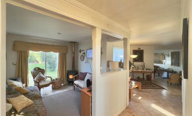 Se vende casa en condominio de Sagrada Familia, 5 piezas 4 baños, piscina, Curicó