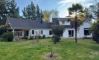 Se vende casa en condominio de Sagrada Familia, 5 piezas 4 baños, piscina, Curicó