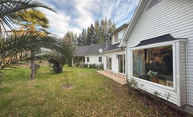 Se vende casa en condominio de Sagrada Familia, 5 piezas 4 baños, piscina, Curicó