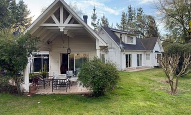 Se vende casa en condominio de Sagrada Familia, 5 piezas 4 baños, piscina, Curicó