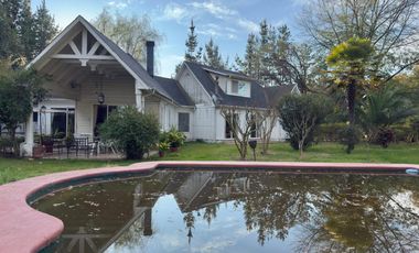 Se vende casa en condominio de Sagrada Familia, 5 piezas 4 baños, piscina, Curicó