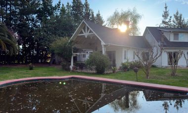 Se vende casa en condominio de Sagrada Familia, 5 piezas 4 baños, piscina, Curicó