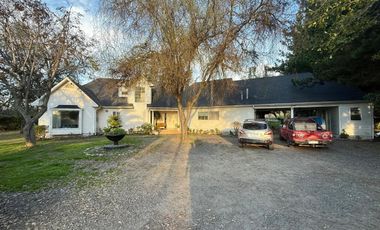 Se vende casa en condominio de Sagrada Familia, 5 piezas 4 baños, piscina, Curicó