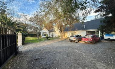 Se vende casa en condominio de Sagrada Familia, 5 piezas 4 baños, piscina, Curicó