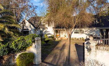 Se vende casa en condominio de Sagrada Familia, 5 piezas 4 baños, piscina, Curicó