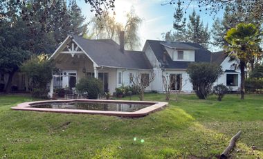 Se vende casa en condominio de Sagrada Familia, 5 piezas 4 baños, piscina, Curicó