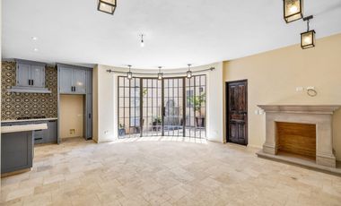 Casa Verdeagua, con Espacios Versátiles y Estilo Único