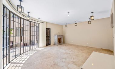 Casa Verdeagua, con Espacios Versátiles y Estilo Único