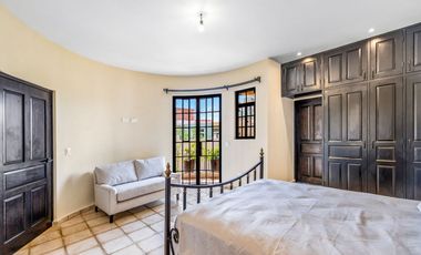 Casa Verdeagua, con Espacios Versátiles y Estilo Único