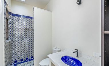 Casa Verdeagua, con Espacios Versátiles y Estilo Único