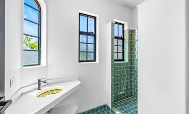 Casa Verdeagua, con Espacios Versátiles y Estilo Único