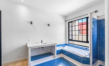 Casa Verdeagua, con Espacios Versátiles y Estilo Único
