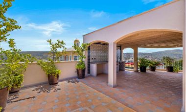 Casa Verdeagua, con Espacios Versátiles y Estilo Único