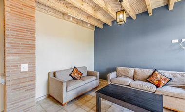 Casa Verdeagua, con Espacios Versátiles y Estilo Único